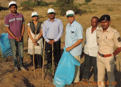 Principal Secretary Mr. Vikas Kharge, Forest Department, Govt. of Maharashtra, appreciating the innovative Saguna Vansanvardhan Technique (SVT) 